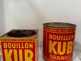 deux boîtes posées sur une table