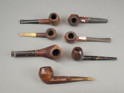 Plusieurs types de tuyaux sont alignés sur une table