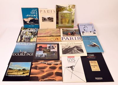 plusieurs livres posés sur une table avec un fond blanc et un fond blanc