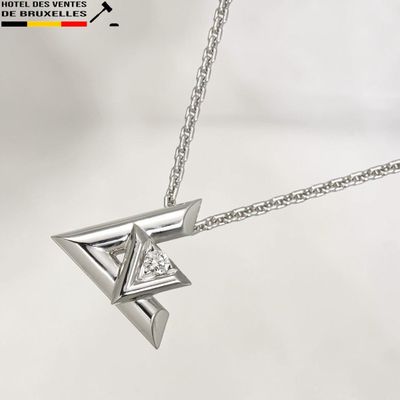 Collier plaqué argent orné d'un triangle et d'un diamant, monté sur une chaîne