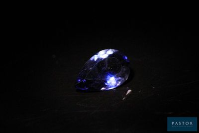 un saphir bleu dans l'obscurité