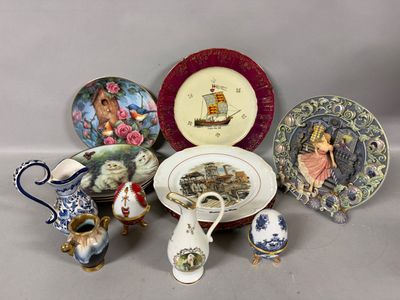 plusieurs assiettes et tasses posées sur une table