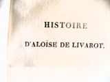 un vieux livre écrit posé sur une table