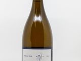 une bouteille de vin posée sur une table