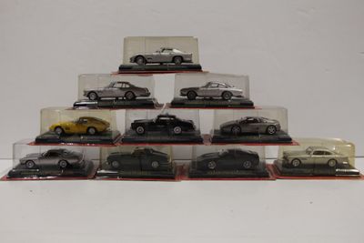 de nombreuses maquettes de voitures différentes dans une vitrine