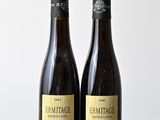 deux bouteilles de vin posées sur une table en bois