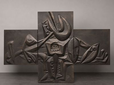 une image représentant une sculpture d'un homme tenant un couteau et une fourchette