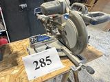 une machine posée sur une table