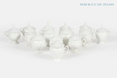 de nombreuses tasses et soucoupes à thé blanches posées sur une table