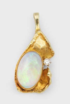 un pendentif en oplite et diamant