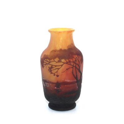 DAUM Vase balustre en verre multicouches à décor dégagé à l'…