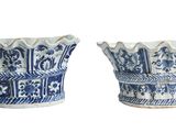 une paire de vases bleus et blancs sur fond blanc