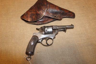 un revolver et un étui en cuir posés sur une table