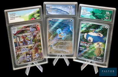 quatre cartes à collectionner Pokémon présentées dans des pochettes en plastique transparent sur un fond noir
