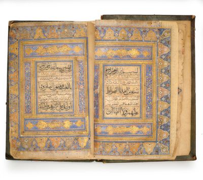 un livre ouvert sur lequel figurent des caractères arabes