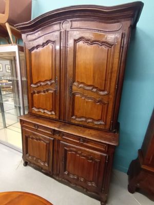 Buffet deux corps en chêne et noyer, ouvrant par quatre port… - Photo 1