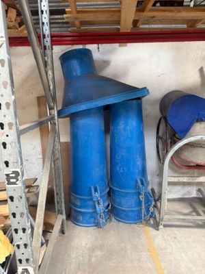deux tuyaux bleus posés sur une étagère dans un garage