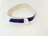 un gros plan sur une ceinture blanche ornée d'une bande bleue et rouge