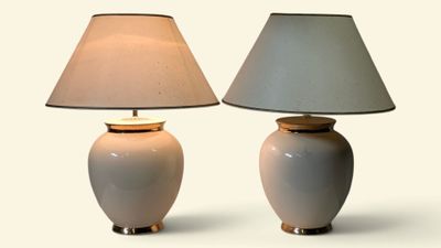 deux lampes posées l'une à côté de l'autre sur une table