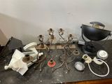 une table sur laquelle se trouvent plusieurs objets différents