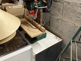 une machine posée sur une table