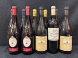 plusieurs bouteilles de vin sont alignées sur une table