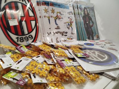 plusieurs sachets de pop-corn posés sur une table, à côté d'un tas d'autocollants