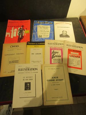 un grand nombre de livres posés sur une table