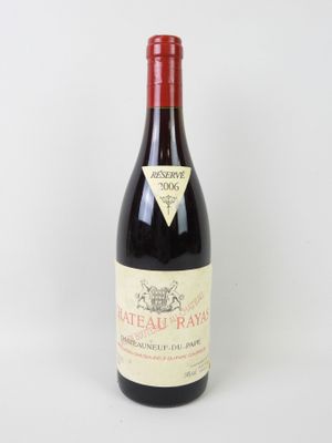une bouteille de vin posée sur une table