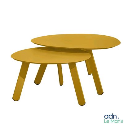 deux tables jaunes posées l'une sur l'autre sur une surface blanche