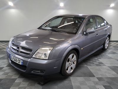 la photo d'une voiture grise garée dans un garage