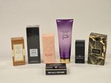 de nombreux parfums différents sur une surface blanche