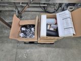 deux boîtes contenant des articles divers, posées sur une table