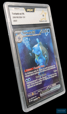 un gros plan sur une carte à collectionner Pokémon dans un étui en plastique