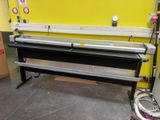 une grande machine installée dans une pièce