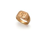 gros plan d'une bague en or sur fond blanc