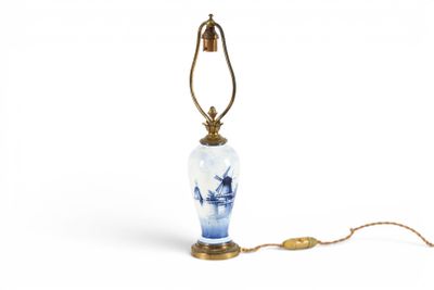 une image représentant une lampe sur laquelle est posé un vase bleu et blanc