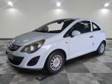 la photo d'une petite voiture blanche garée dans un garage