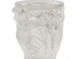 un vase en verre avec un motif sur une surface blanche
