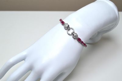 Un bracelet ajustable en argent 925 millièmes, serti de 4,60…