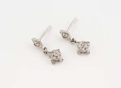 une paire de boucles d'oreilles en diamant sur fond blanc