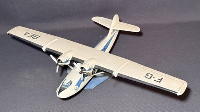 un avion jouet posé sur une table