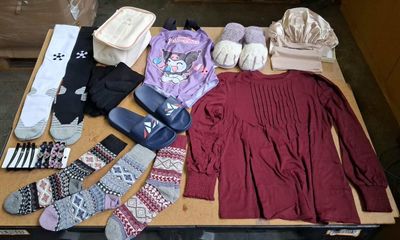 une table sur laquelle sont disposés de nombreux vêtements et accessoires