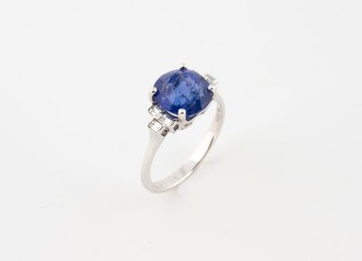 une bague ovale sertie d'un saphir de Tanzanie et de diamants