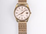 une image d'une montre-bracelet en or avec un cadran blanc