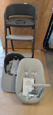 deux chaises et un siège bébé posé par terre