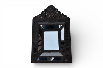 Miroir à parecloses orné de cuivres travaillés en repoussé. - Photo 1