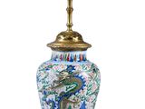 une image représentant un vase bleu et blanc orné d'un dragon