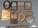 une table sur laquelle se trouvent de nombreux miroirs