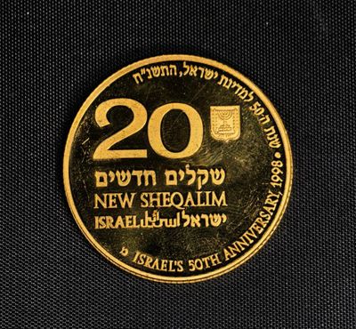 un gros plan d'une pièce d'or portant une inscription en hébreu